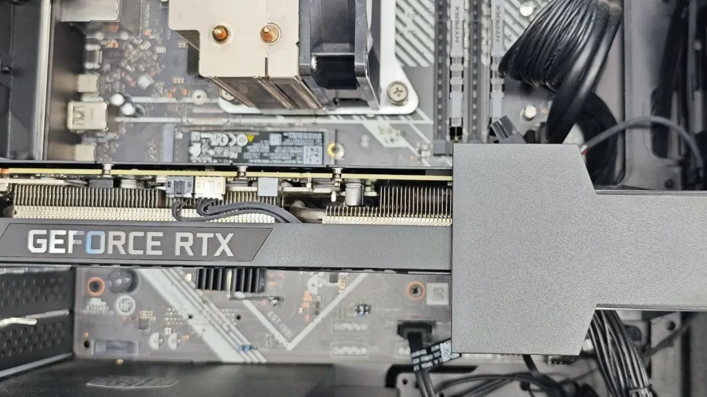 AM5マザーボード（Ryzen 7 7800X3D搭載想定）と、強力なGEFORCE RTXグラフィックボードが組み込まれた自作PCの内部画像。PCパーツラボ記事「7800X3Dにおすすめのマザーボード3選」のアイキャッチとして使用。