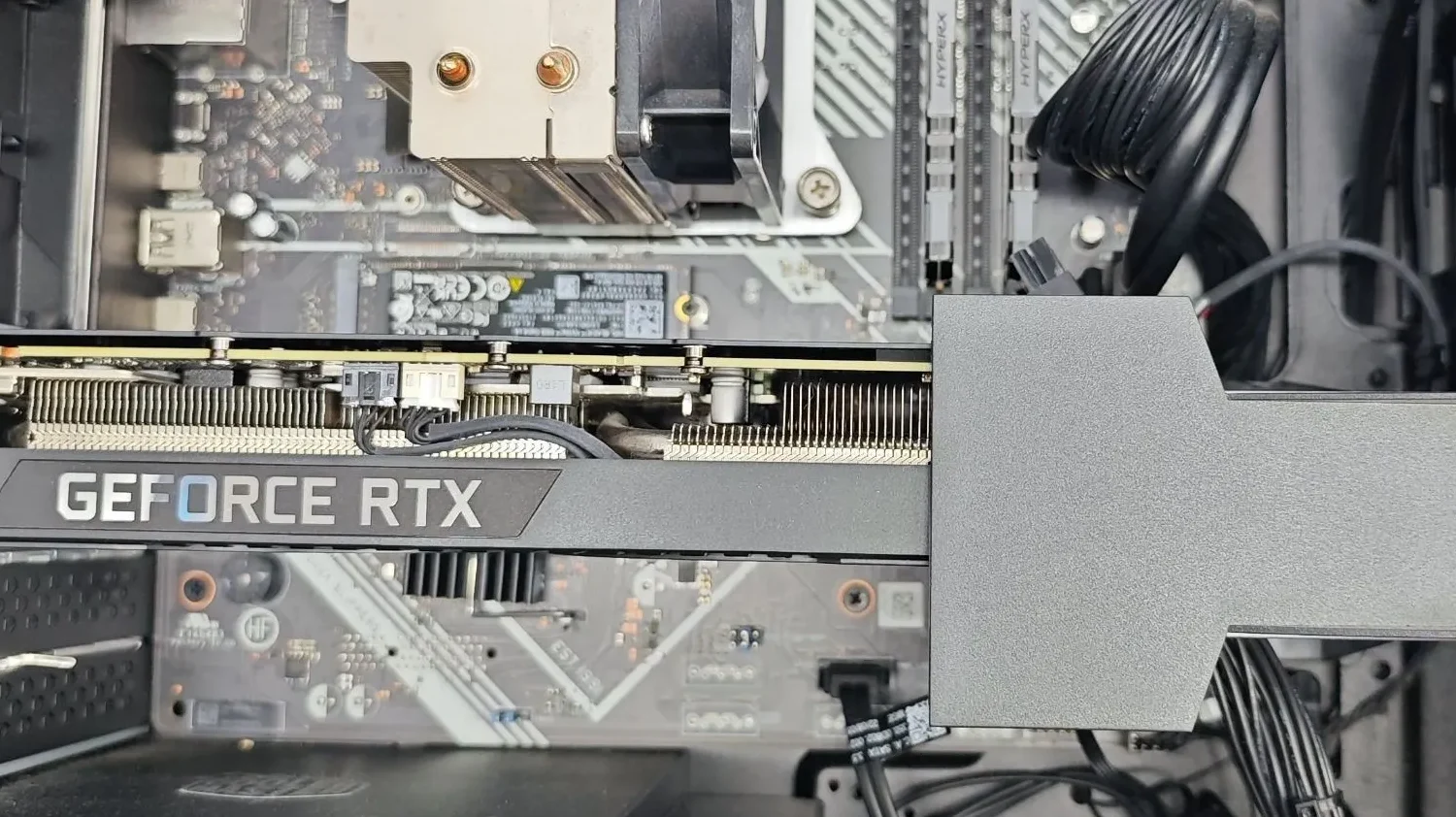 AM5マザーボード（Ryzen 7 7800X3D搭載想定）と、強力なGEFORCE RTXグラフィックボードが組み込まれた自作PCの内部画像。PCパーツラボ記事「7800X3Dにおすすめのマザーボード3選」のアイキャッチとして使用。