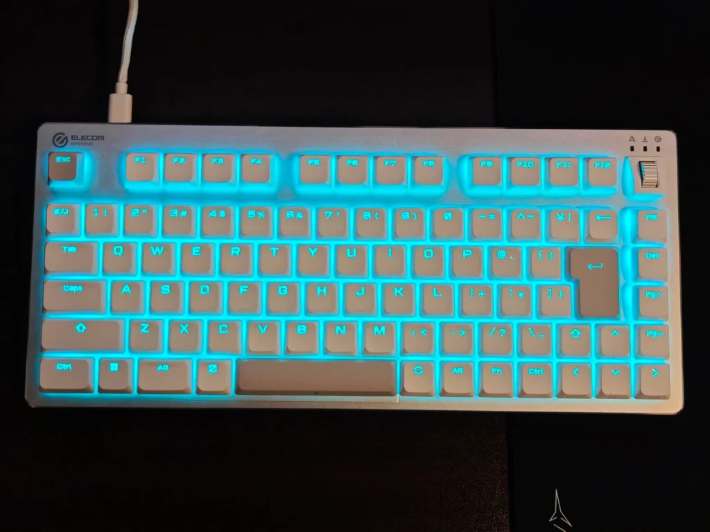 Apex Legendsのキャラコンに最適なELECOM GAMING VK720ALラピッドトリガーキーボード。アイスブルーのバックライトが点灯している白い筐体。