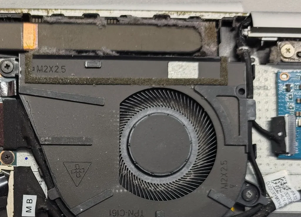 ノートPCのヒートシンクと冷却ファンにびっしりと詰まったホコリの拡大写真