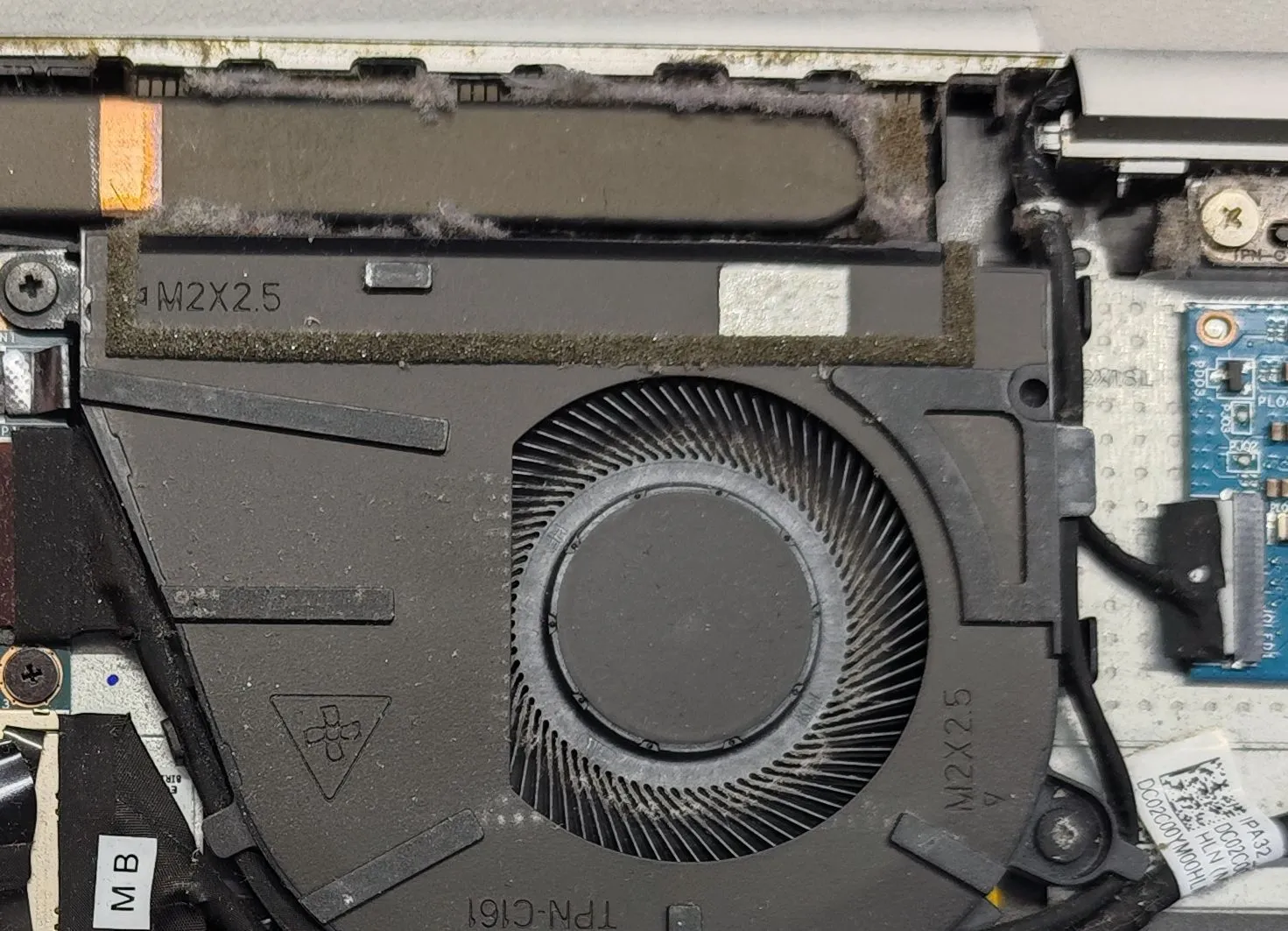 ノートPCのヒートシンクと冷却ファンにびっしりと詰まったホコリの拡大写真